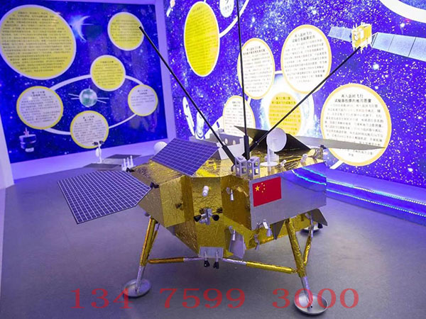 嫦娥三号着陆器和巡视器“月球车”模型